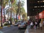Die Atatürk-Straße grenzt direkt an die Altstadt Kaleici und bietet diverse Einkaufsmöglichkeiten in Antalya an.