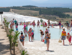 Touristen dürfen in einigen Becken baden. Das Wasser ist 30° warm.