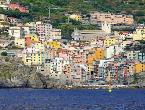 et-reisen für Sie in Cinque Terre-Italien. Im Bild sehen Sie Riomaggiore, eines der fünf Dörfer in Cinque Terre.