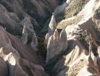 Wind und Wasser haben aus den Tuffasche-Ablagerungen eine der märchenhaftesten Landschaften der Erde geformt