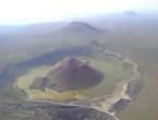 Der Hügel mitten im Mekesee besteht aus erloschener Vulkanasche