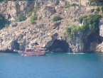 Ein Ausflugsboot verlässt den  Yachthafen von Antalya. Mit diesen Booten kann man einen kurzen Ausflug zur Mündung des Düden-Wasserfalls unternehmen.