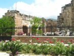 In Hierapolis sind ausser dem Theater eine ausgedehnte Nekropole mit verschiedenen Gräbertypen, Apollotempel und Plutonium, die Philippuskirche, Bäder, Gymnasium und Stadtmauer erhalten