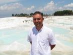 et-reisen für Sie vor den Kalksinterterrassen in Pamukkale bei Denizli/Türkei