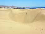 Maspalomas kumulu. Arka planda Playa del Ingles oteller bölgesi